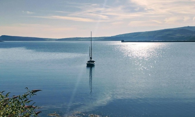 Goodwick House | Ensuite Double Woodland/Sea View 3 minutes from Harbour