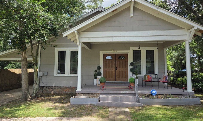 Hattiesburg House | ENTER & ENJOY 3 & 1.5 HOUSEnThe Best for Entertainment Purposes & Sleepovers