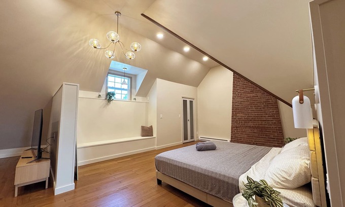 Erie House | Entire 3,000 sq ft Home + Huge Loft + GAME ROOM!