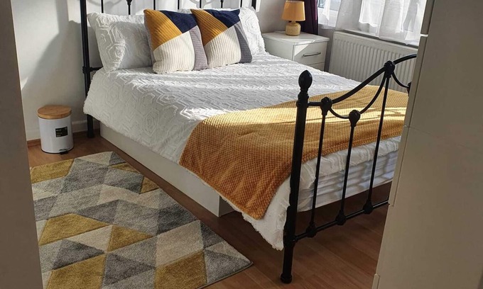Roding House | ENTIRE 3 BEDROOMS HOUSE TO YOURSELF,FREE PARKING.
