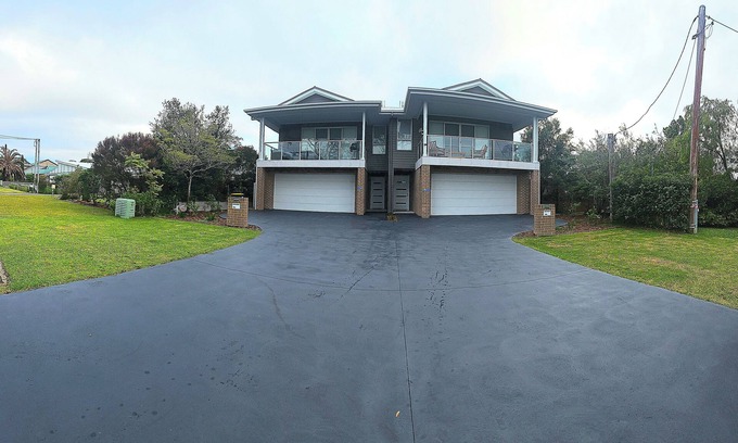 Callala Bay House | Entire Duplex perfect for 2 families, 400 mtres to clear waters of Jervis Bay