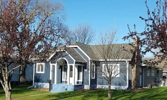 Oberlin House | Entire home in a country town!