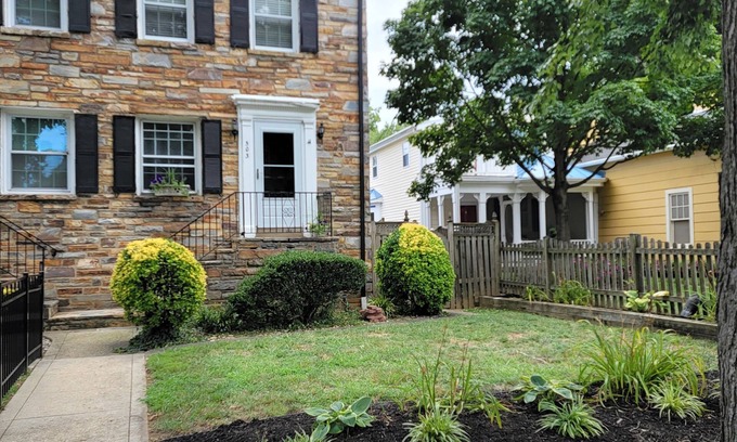 Del Ray House | Entire home in Great Delray Alexandria, 2 Bed, Den, Big Backyard, Near Old Town