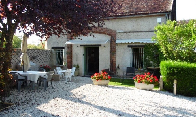 Villiers-sur-Tholon House | ENTIRE HOUSE 3 BEDROOMS. 5 people 145 € PER NIGHT WIFI SWIMMING POOL JACUZZI