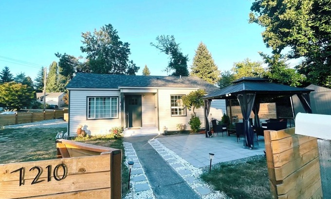 Bryn Mawr-Skyway House | Entire house with 3 bd & 1 bath, 15 mins to Airport& 15 mins to Downtown Seattle