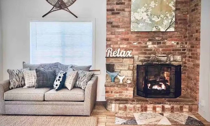Town of Richmond House | Entire House with private lake access and hot tub! Near local ski resorts!
