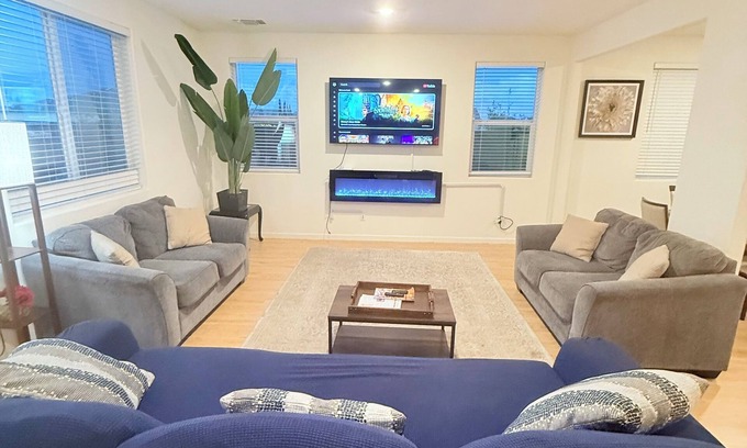 Rio Vista House | Entire Luxury 4 br House Near River with Hot Tub