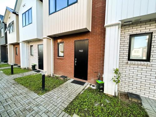 Auckland Villa | Entire Modern 2-Bedroom Townhouse -10 min to Airport & Sylvia Park