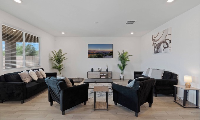 Casas Adobes House | Entire NEW LUXURY 5 Bedroom Home!