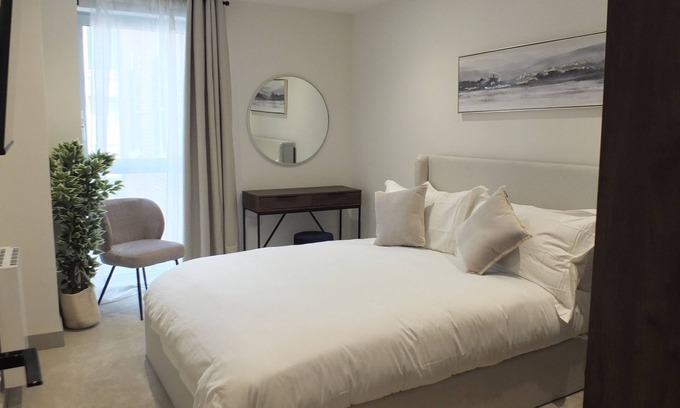 Hamworthy Apartment | Entire Prestige Apartment in Poole Quay - Free Parking, WiFi & Netflix