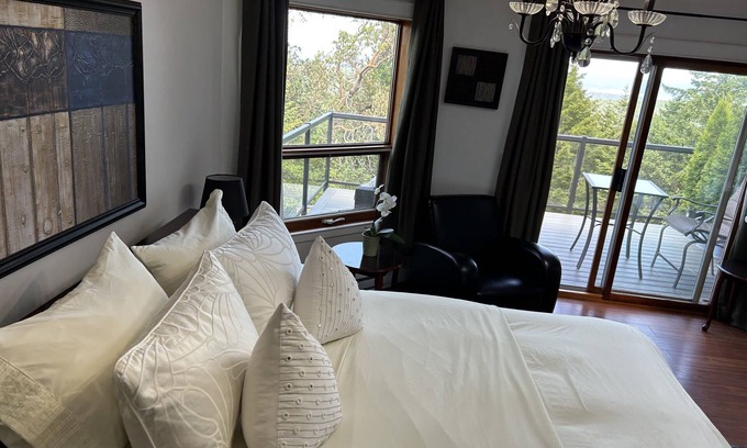 Salt Spring Island House | Entire room. Ocean,mountain view, hot tub,garden,deck,next to Mount Maxwell park