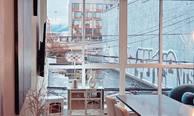 Downtown Eastside Apartment | Entire Space of Modern Apartment in Downtown Vancouver Neighbourhood