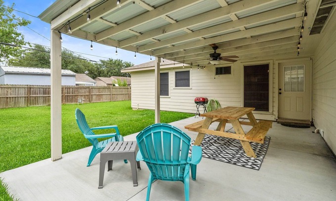 Pasadena House | ⭐️ 🌟⭐️ 🌟 🌟🏠 Epic Game Room WIFI ❤️ Covered Back Patio 🏠 Smart TV's every room Fu