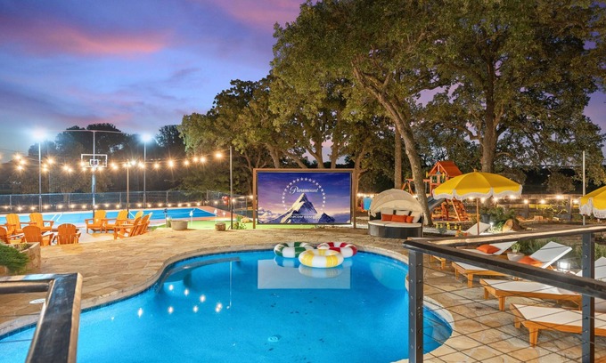 Flower Mound House | Epic Texas Stay: Pool-Pickleball-MiniGolf-Theater-Game Room-Sleeps24