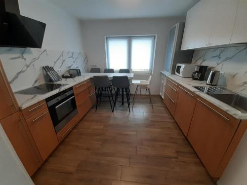 Kaltbrunn Apartment | Erdgeschoss 75 m2 Großer Parkplatz WLAN Terrasse 30 m2 Übernachtung Unterkunft