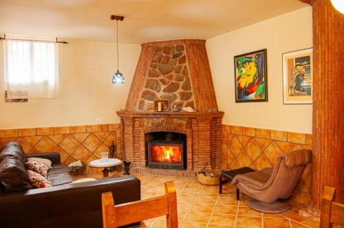 Moclin Apartment | Escapada invernal, chimenea y barbacoa en Villa la Gaviota junto a Ruta del Gollizno en Olivares
