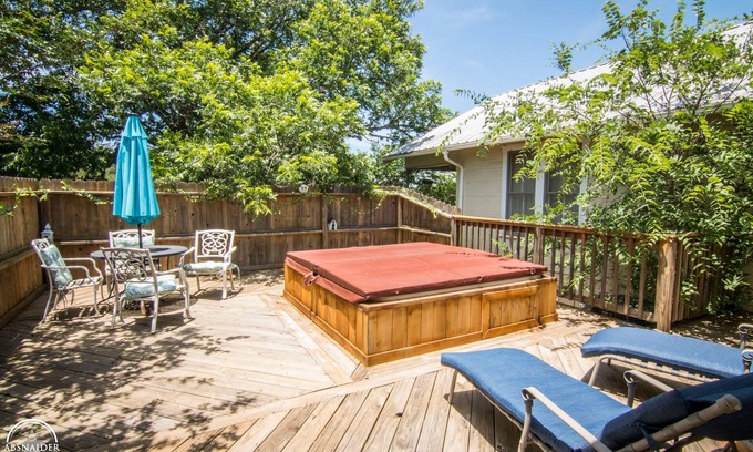 Fredericksburg Cottage | Escape the city life; minutes from local vineyards; private hot tub; sleeps 6