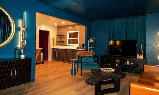 Townsite House | Escape the Everyday and Delight your Senses, Full 2 Bedroom House