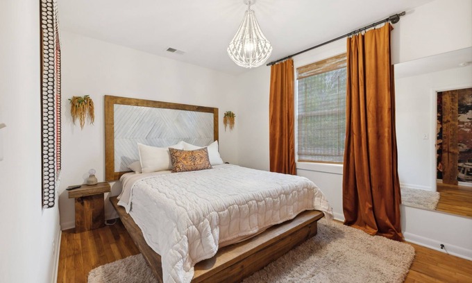 Madison House | Escape to Nashville: 15 min to Downtown & BNA, sleeps 4, gated parking!