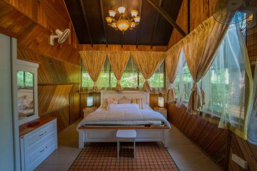 Kampung Ulu Dong Ski Chalet | Escape to Nature Cozy Terrace Room by the River