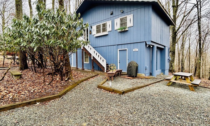 Beech Mountain Ski Chalet | Escape to the mountains with this beautiful 5-bedroom, 3-bathroom chalet.
