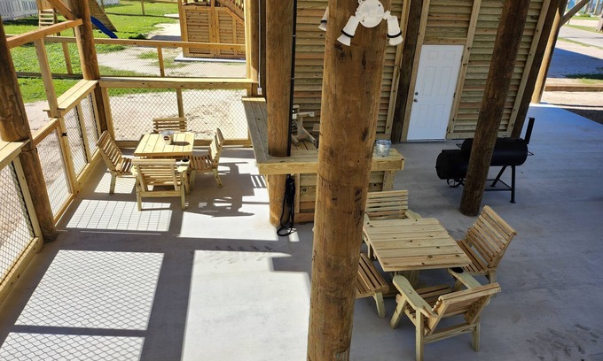 Crystal Beach House | Escape to the beach w/pets &kids