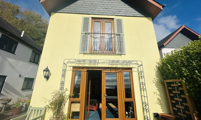 Pendine House | Escape to this charming 2 bedroom detached house with amazing sea views