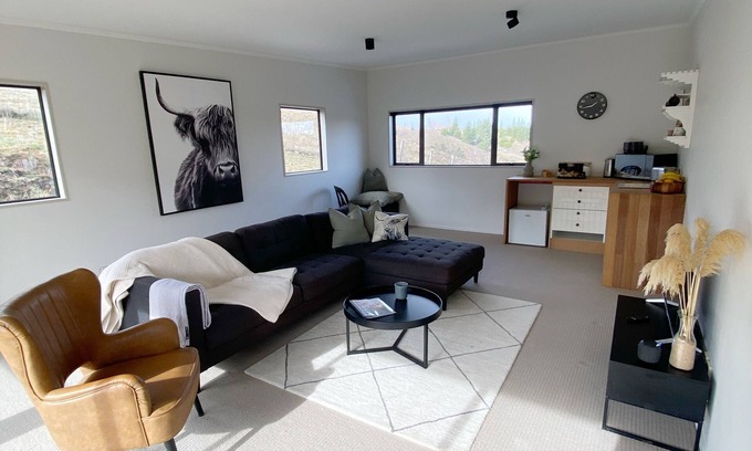 Clyde Apartment | Escape to this modern farm getaway