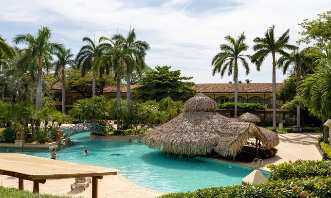 Tamarindo Condo | Escape to this poolside condo, at the Diria Resort, best location in Tamarindo