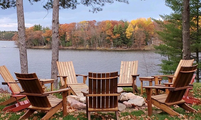Stone Lake Cabin | Escape to Tranquility: A Charming 9-Bedroom Lodge on the lake shore of Sand Lake