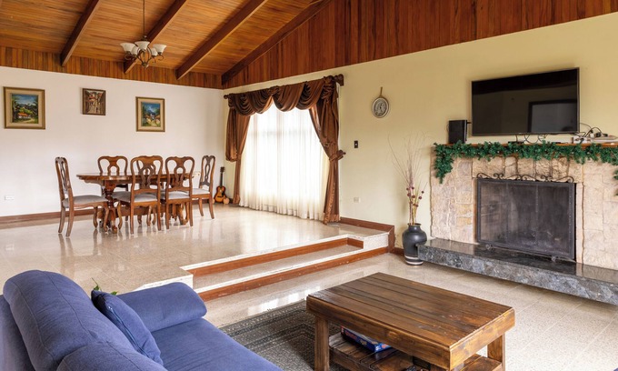 La Guaria House | Espaciosa Casa Familiar Cerca de San José: 4 Dormitorios, Oficina, BBQ y Otros