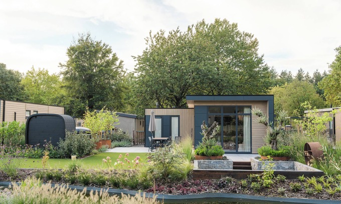 Lieren House | Essenburgh: Spacious and stylish home for 6 people with three bedrooms, a modern kitchen, a cozy outdoor space, and a private hot tub and sauna for ultimate relaxation. Enjoy luxury and nature in the Veluwe.