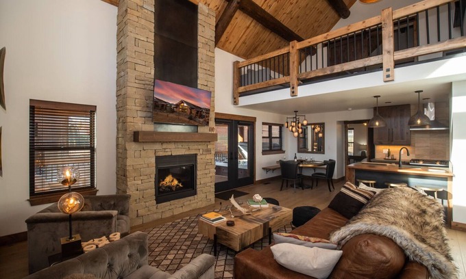 Estes Park Cabin | Estes Escape – Jacuzzi, Indoor/Outdoor Fireplace and BBQ Grill
