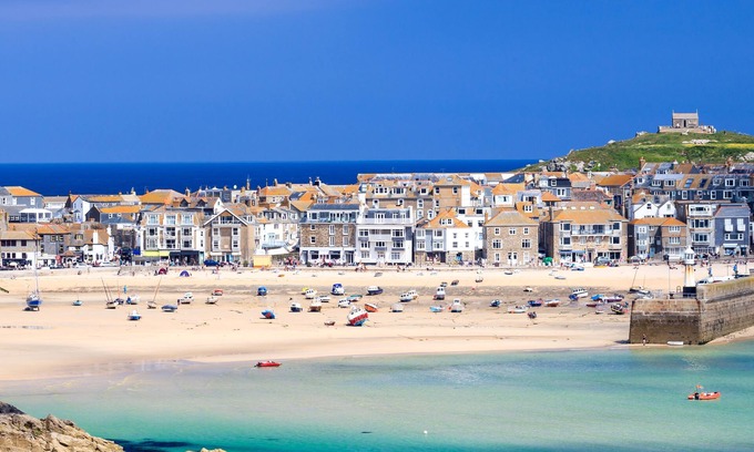 Lelant House | Estura is a spacious and modern detached house set within the lovely area of Salting’s Reach just on