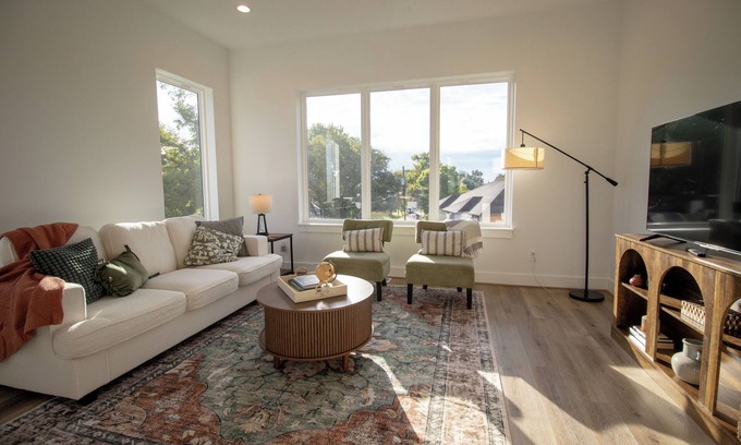 Northside House | European Style Flat on Light Rail w Skyline Views