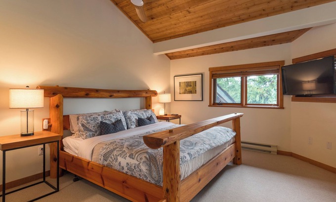 Nordic Estates House | ❄︎ Evergreen Escape at Taluswood❄︎ | 3 BR Ski In | Private Garage | Hot Tub & Pool
