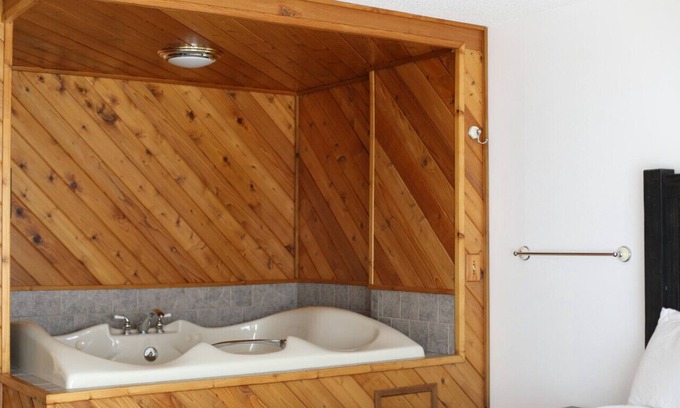 Tomahawk Cabin | Every Room with a Beautiful View of The Wisconsin River *