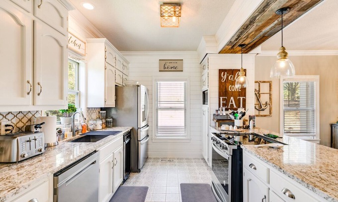 Wedowee House | EVERYTHING YOU NEED IN A VACATION HOME WITH BEAUTIFUL DOCK WITH SUNNING DECK!