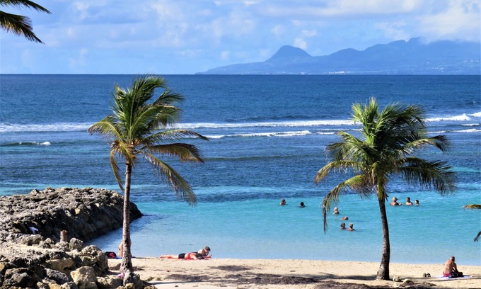 Sainte-Anne Apartment | Exceptional view T3 direct access to beach bourg Ste Anne All on foot!