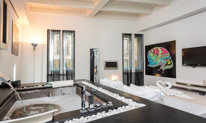 Rione II Trevi Apartment | Exclusive apartment in Via dei Due Macelli, few steps away from the Spanish steps and the Trevi foun