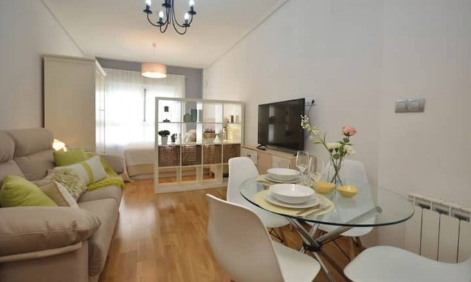 Vigo Apartment | Exclusive area of the apartment parking free and netflix