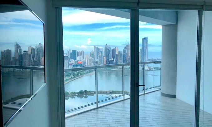 Panama City Apartment | Exclusive, beautiful apartment in from of Panama Bay in Balboa Avenue.