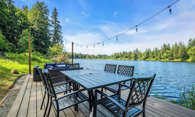Three Lakes House | Exclusive Lakefront For 10 with Sauna, Kayaks, Peace