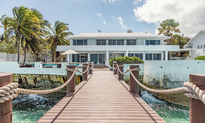 Eastern Road House | Exclusive Ocean Villa in Nassau