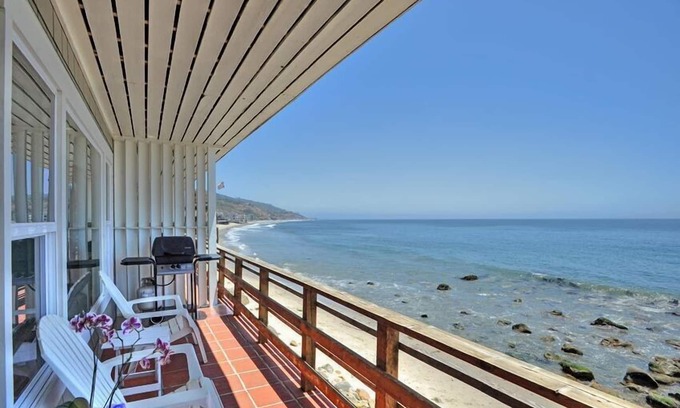 Eastern Malibu Apartment | Exclusive Oceanfront Cottage on Dry Sandy Carbon Beach - Seal
