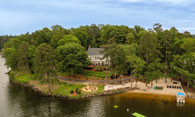 Chapin House | Exclusive Peninsula Retreat on Lake Murray – Beach, Fire Pit & Stunning Sunsets