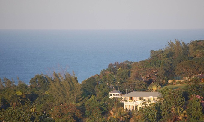Runaway Bay Villa | Exclusive With Full Staff, Members Beach, Fabulous Ocean Views