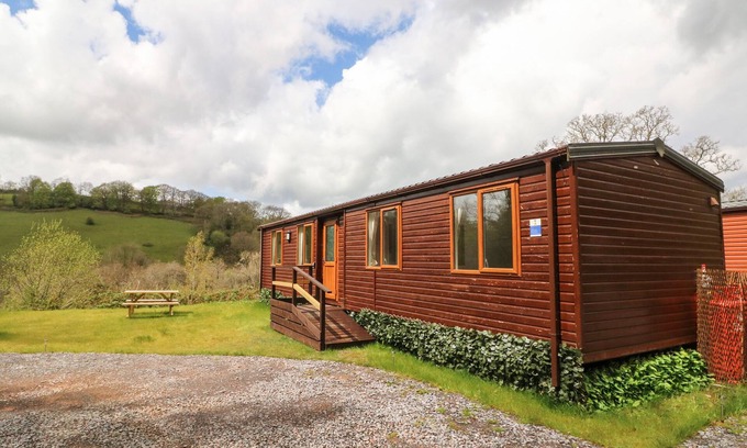 Brushford Cottage | EXE VALLEY LODGE, pet friendly, with hot tub in Bampton, Devon