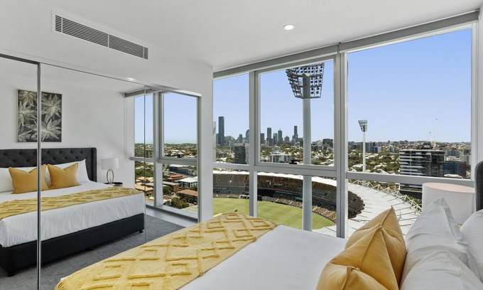 Woolloongabba Apartment | Executive 2-Bed with Stadium View, Great Amenities