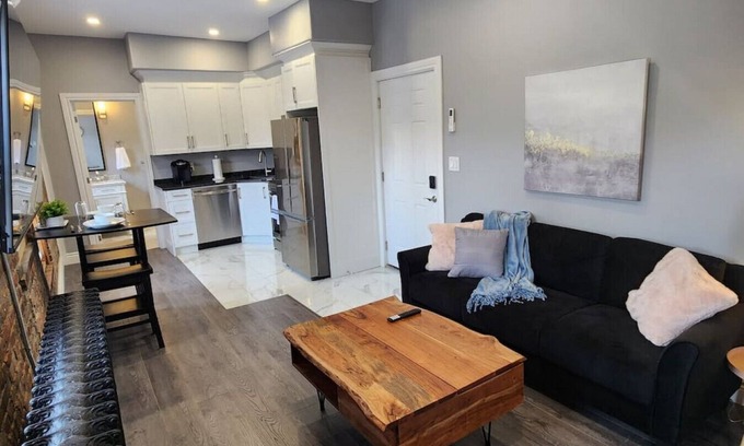 Walkerville Hotel | Executive 2BD 58` TV+Wifi+AC+Parking+Kitchen